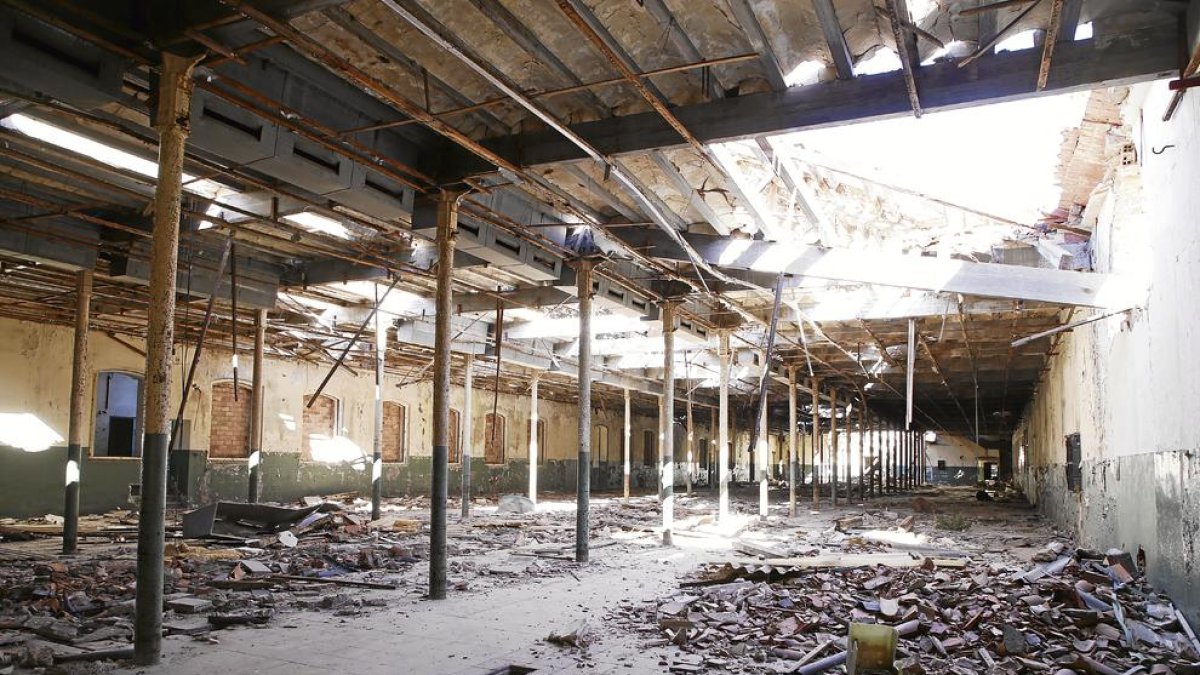 La nau central de l’antiga tèxtil, on és necessari frenar el deteriorament, ja que s’està desplomant el sostre.