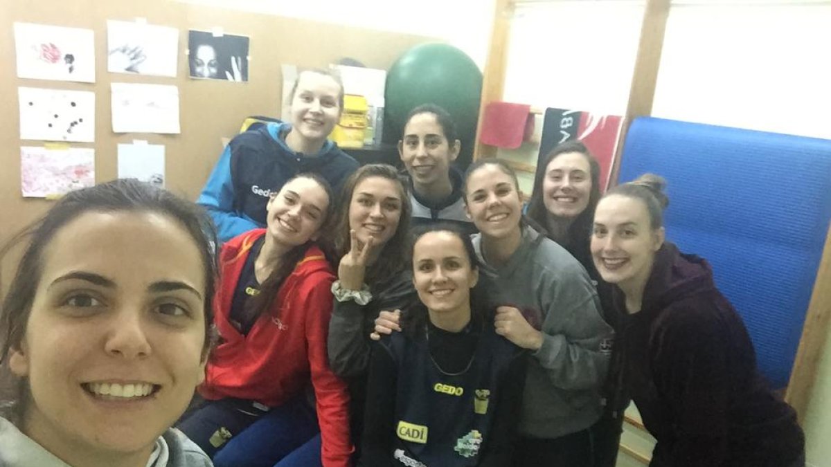 Las jugadoras, felices tras el sorteo copero.