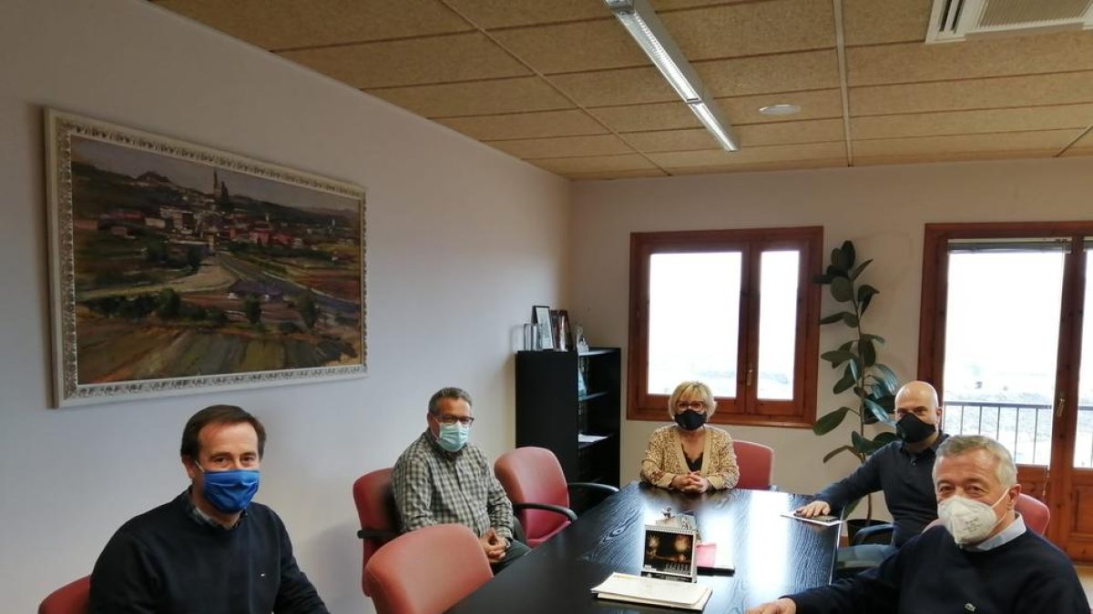 Responsables de la Companyia Elèctrica d’Almenar, de Vall Companys i l’alcaldessa, Teresa Malla.