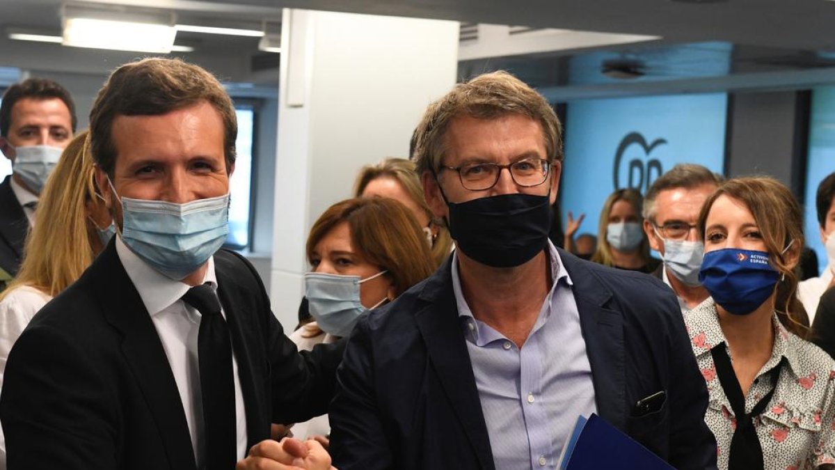Casado estreny la mà a Núñez Feijóo a la reunió ahir del comitè executiu nacional del PP.