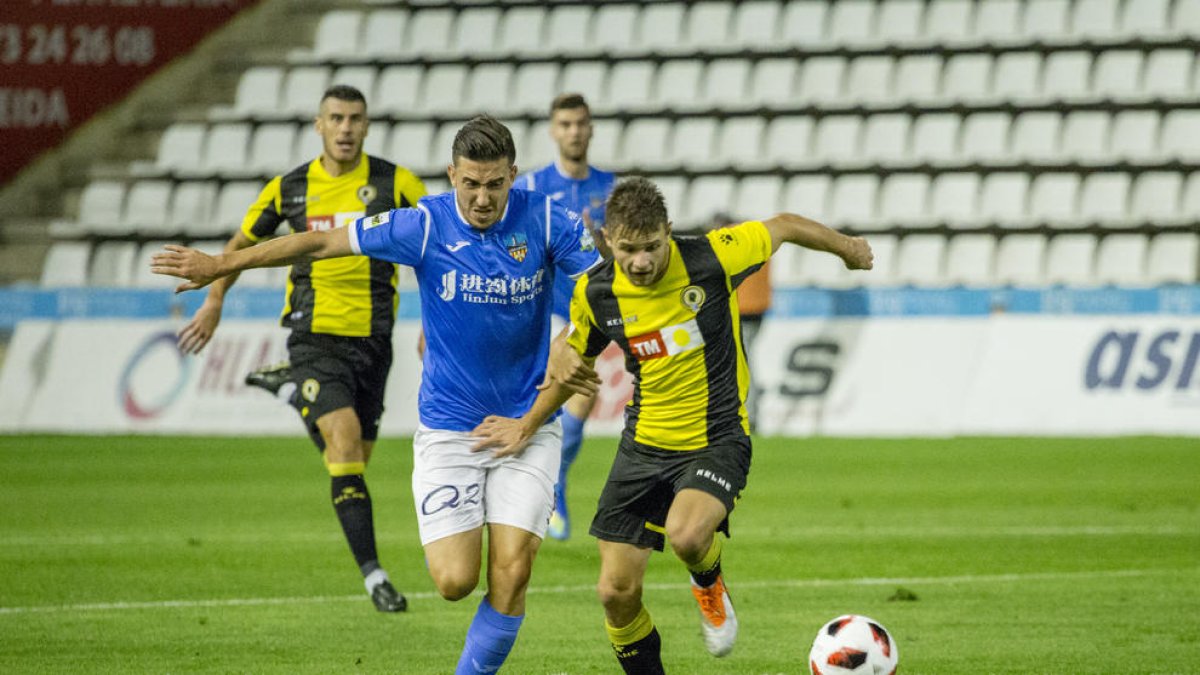 Almagro, en un dels escassos partits que ha jugat amb el Lleida.