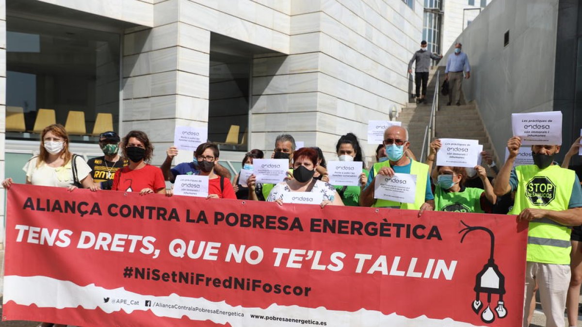 Dolors Ortiz, al mig, amb membres de l’Aliança contra la Pobresa Energètica i la PAH.