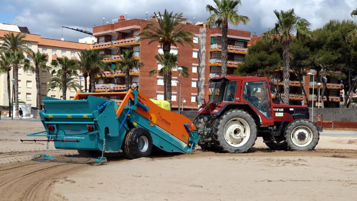 Imatge de la màquina desinfectant estirada per un tractor.