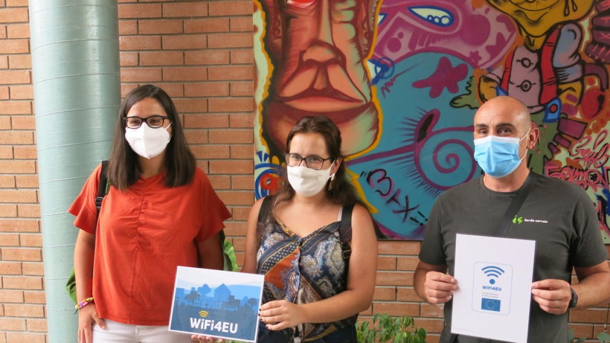 La alcaldesa accidental de Lleida, Jordina Freixanet, y la concejala de Participación, Elena Ferre, durante la presentación de la iniciativa WIFI4UE en el Centro Cívico de la Mariola.
