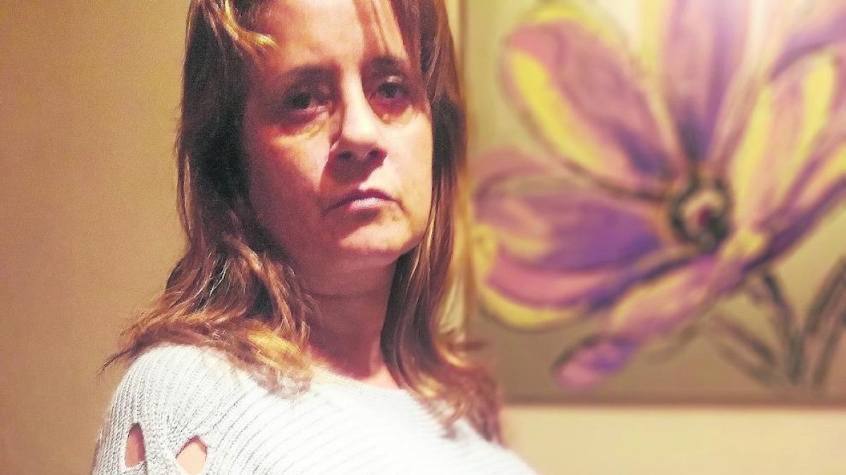 Carmen Vázquez mostra la seua panxa inflada.