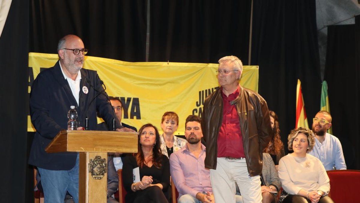 Eduard Pujol i Salvador Bonjoch durant la presentació de la candidatura de JxBellpuig.