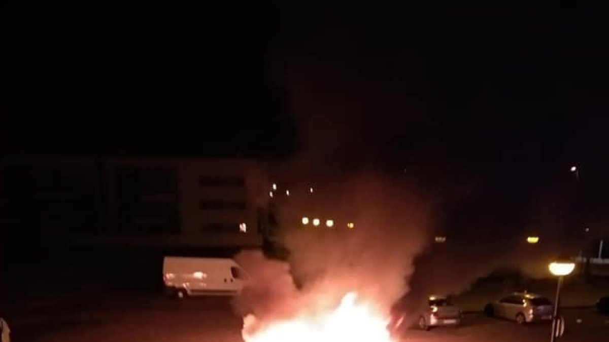 Vista del incendio ocurrido ayer de madrugada en la calle Granada.