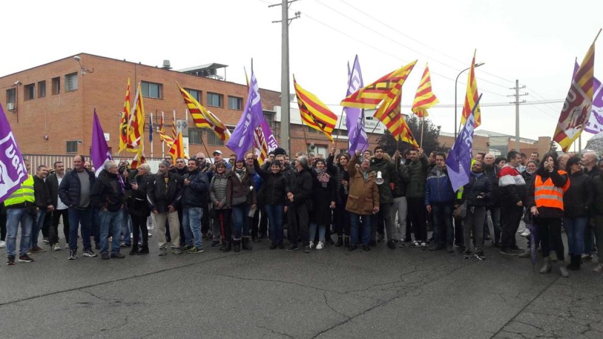 Los trabajadores de Sada se han manifestado por las calles del polígono.