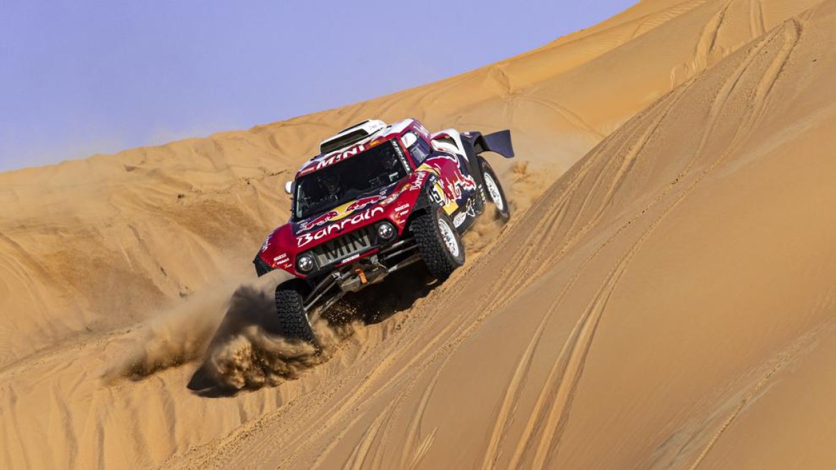Carlos Sainz aguantó ayer el ataque de Al-Attiyah y Peterhansel.