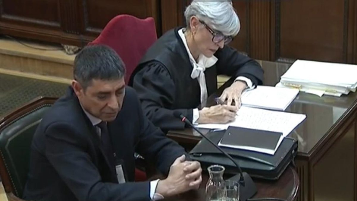 Trapero acusa Forn d'actuar amb 