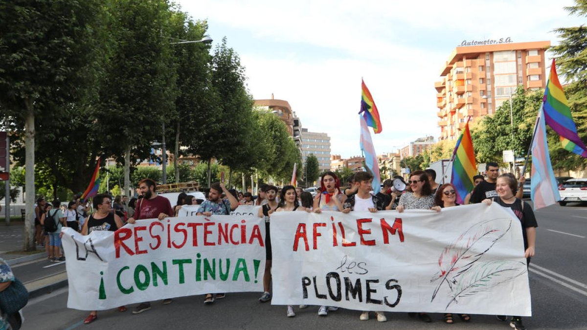 Un centenar de personas participaron en la manifestación en favor del colectivo LGTBIQ ayer en Lleida.