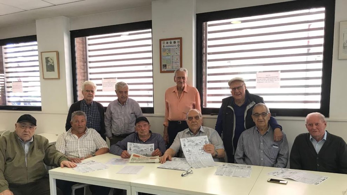 Jubilados con los pasatiempos que hacen cada día.