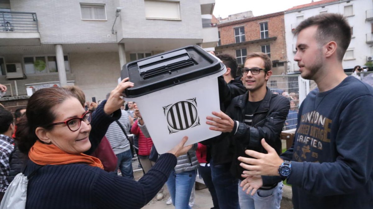 Els veïns d’Alcarràs van exercir una resistència numantina i la Guàrdia Civil no va poder requisar les urnes.