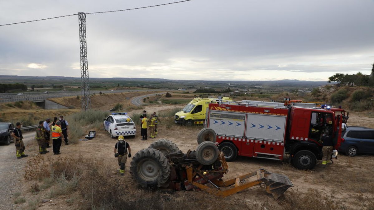 Estado en el que quedó el tractor, equipado con una pala excavadora, tras el accidente.