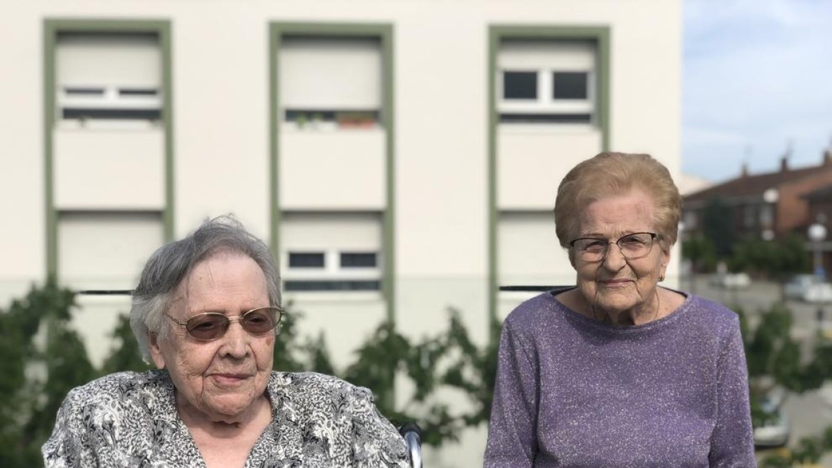 Pepa i Clotilde, de 105 i 103 anys, al jardí de la residència de Guissona.