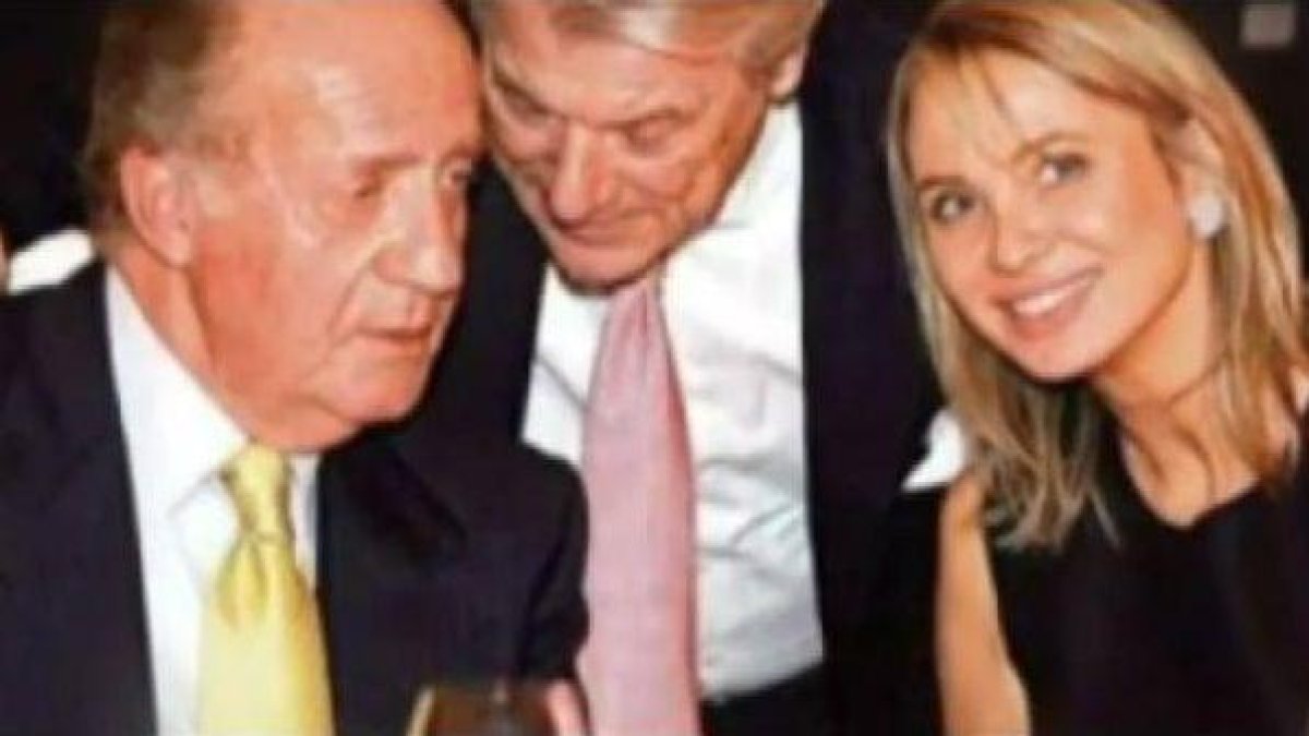 El rey emérito, Juan Carlos I, con su amiga Corinna Larsen, investigada como presunta testaferro.