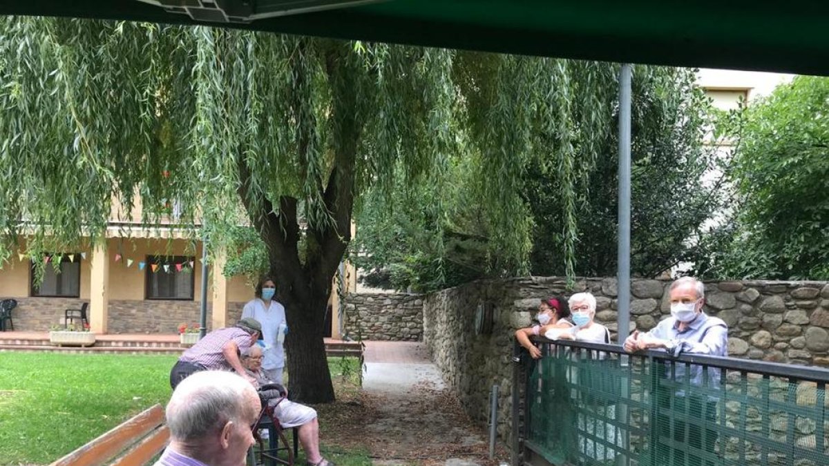 El geriátrico de Esterri d’Àneu vuelve a recibir a familiares de los residentes  -  La residencia de Esterri d’Àneu volvió a recuperar ayer las visitas de los familiares de los usuarios. Estos pueden ver a sus allegados desde el jardín y c ...