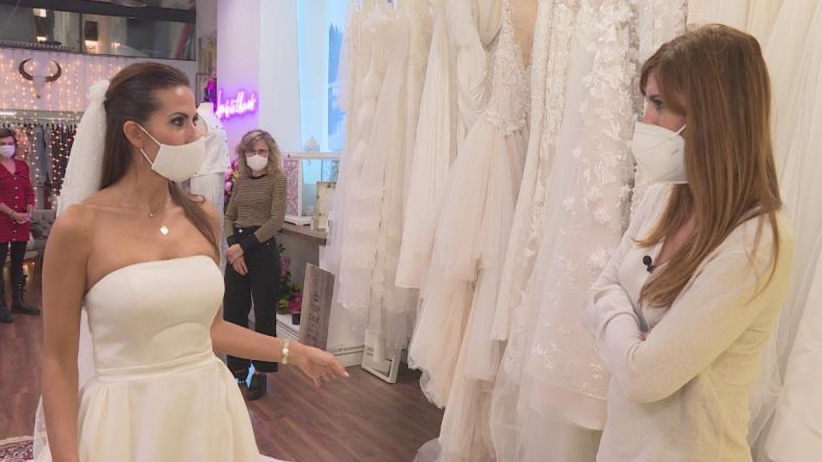 Una novia se prueba un vestido que lucirá en una ceremonia muy distinta a la que imaginaba.