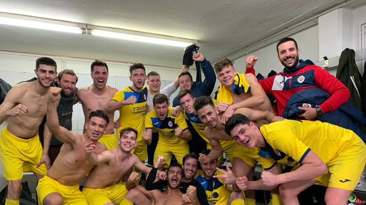 La plantilla del Tàrrega celebra la important victòria aconseguida en els últims minuts en la visita al difícil camp del Martorell.