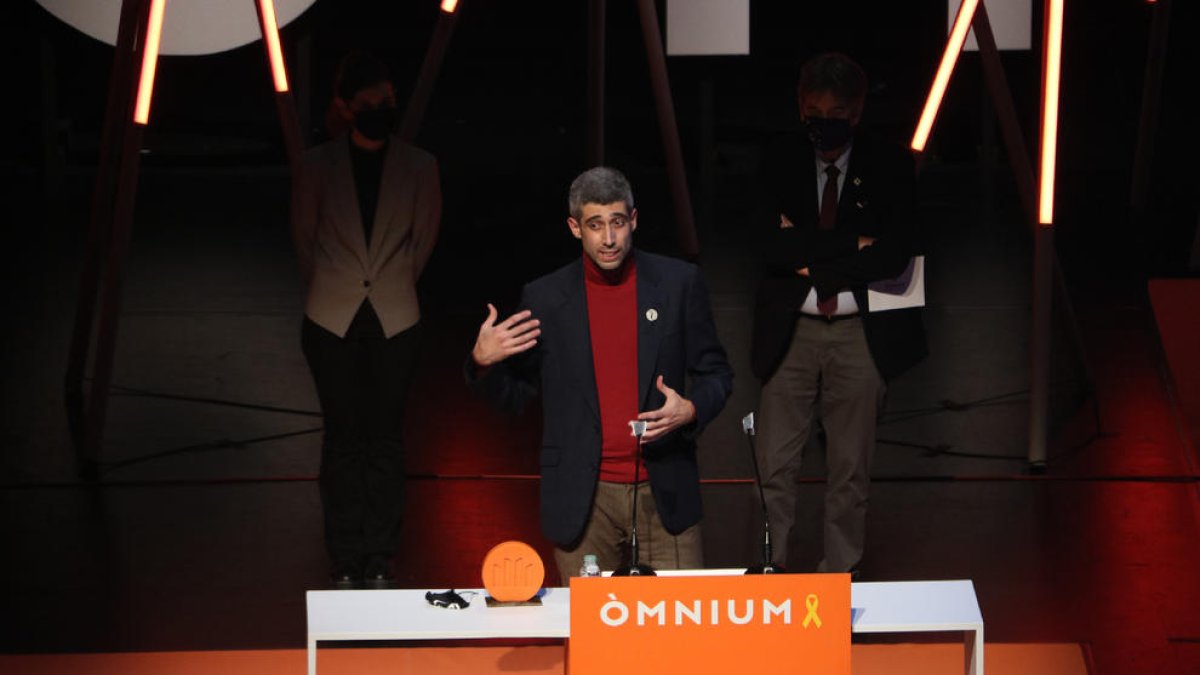 Víctor García Tur, ayer tras recibir el premio Sant Jordi en el TNC.