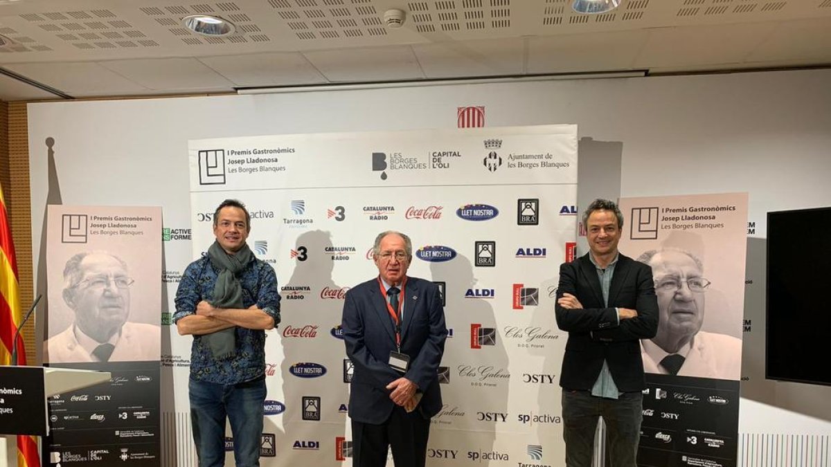 Josep Lladonosa, entre els germans Torres, ahir a Barcelona.