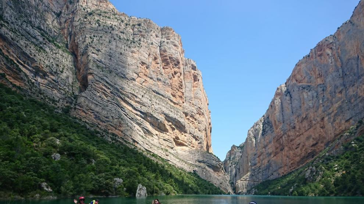 Gente haciendo una excursión en kayak por el pantano de Canelles y el Congost de Montrebei.