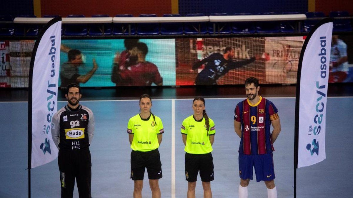 Lorena García y Tania Rodríguez, antes del inicio del partido.