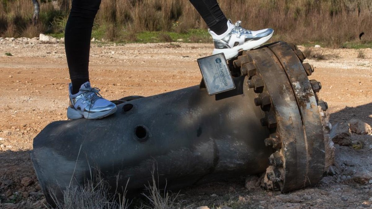 Una pieza de la fábrica, de una tonelada, hallada en un descampado a 600 metros de distancia.