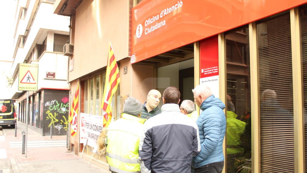 Representantes de los trabajadores del servicio de recogida de basura en la Noguera, este miércoles en la puerta de la sede del departamento de Trabajo en Lleida.