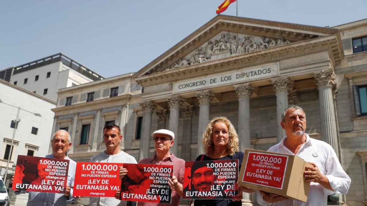 Hernández, al centre, acompanyat d’altres impulsors de la iniciativa abans d’entregar les firmes.