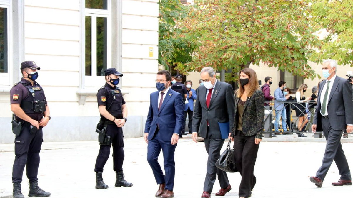 El presidente de la Generalitat, Quim Torra, el vicepresidente, Pere Aragonès, y la consellera Meritxell Budó, a las puertas del Supremo.