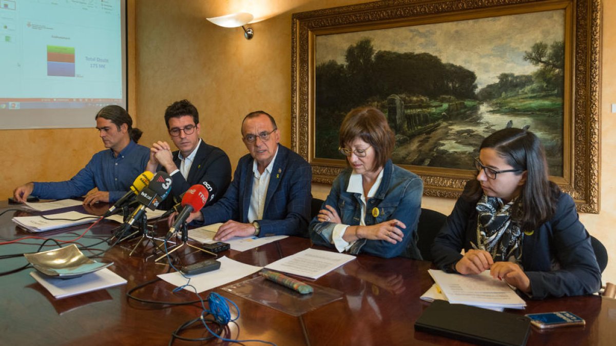 L’alcalde i representants del govern tripartit de la Paeria, al presentar l’informe econòmic.