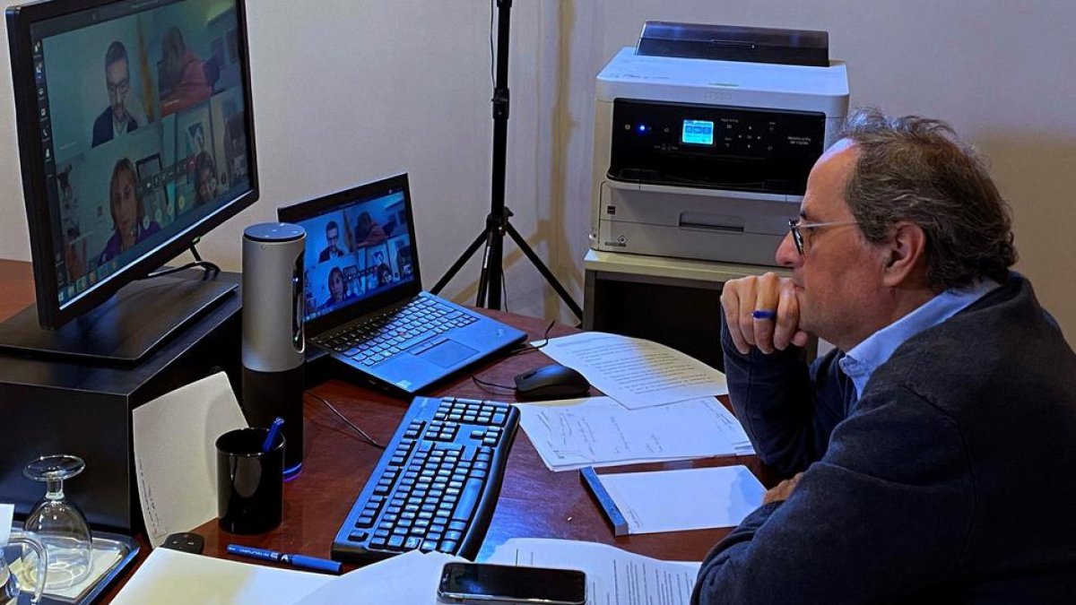 Torra durante una reunión telemática con Pedro Sánchez.