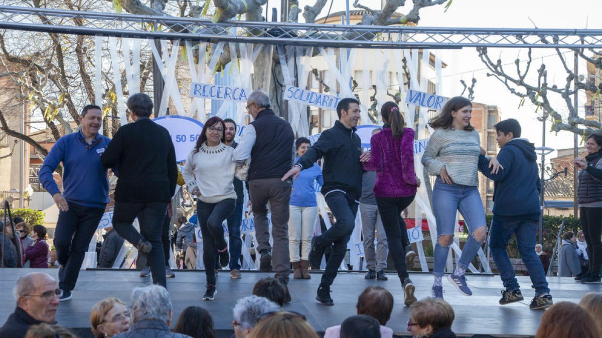 Exhibición del tradicional Ball de l’Eixida en Tàrrega, que se representa en la fiesta mayor de mayo, y que ayer fue subsede de La Marató.