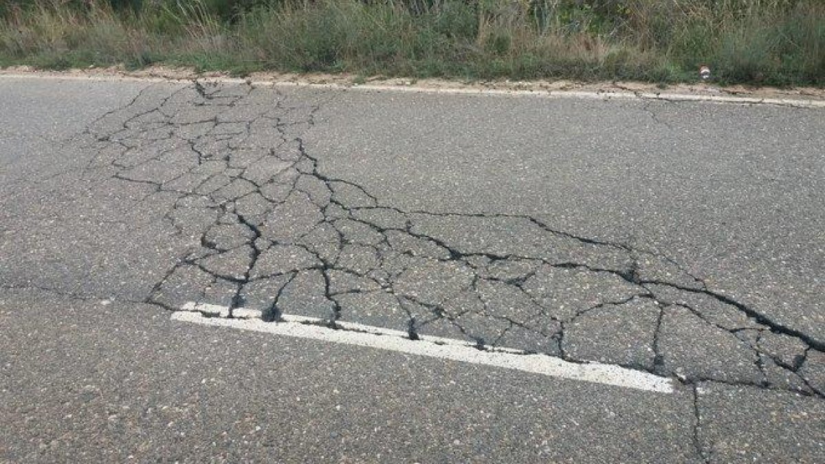 Tallen la carretera entre Castelldans i Cogul per desperfectes pels aiguats