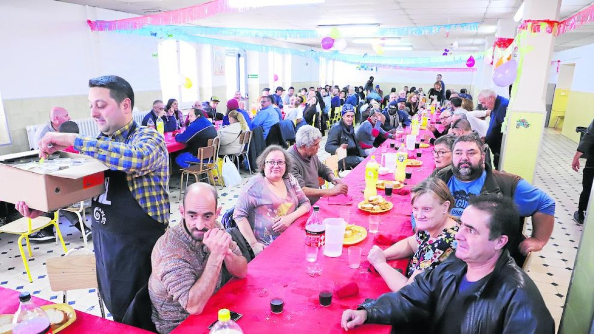 El comedor de Maristes acogió la comida navideña a la que asistieron 120 personas.