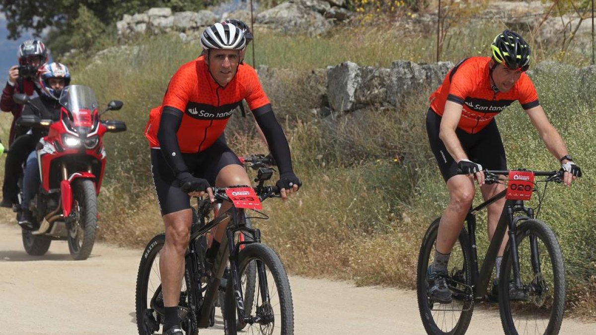 Miguel Indurain, esquerra, ahir a la prova de BTT.