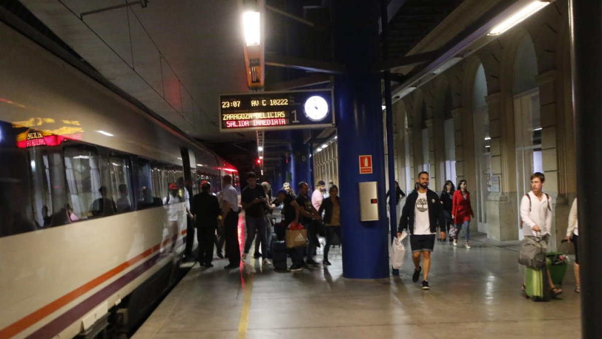 Imagen del tren AV City llegando ayer por la noche a la estación de Lleida-Pirineus.