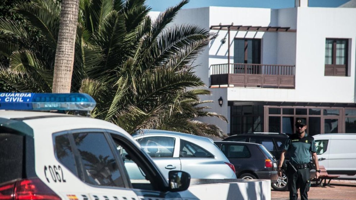 Efectivos de la Guardia Civil custodian el domicilio de Romina.