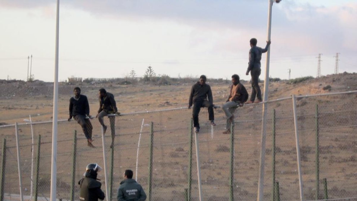 Imagen de archivo de un asalto de inmigrantes a la valla de Melilla en agosto de 2014.