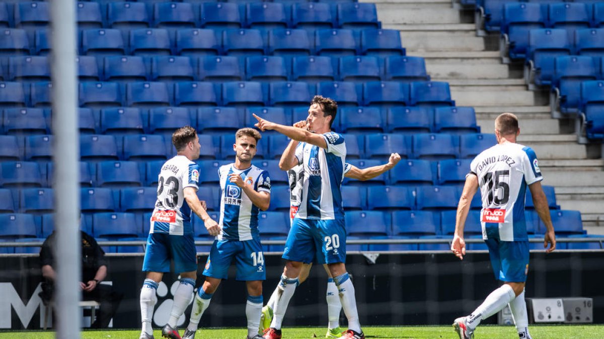 Bernardo celebra con sus compañeros el primer tanto del encuentro frente al Alavés.