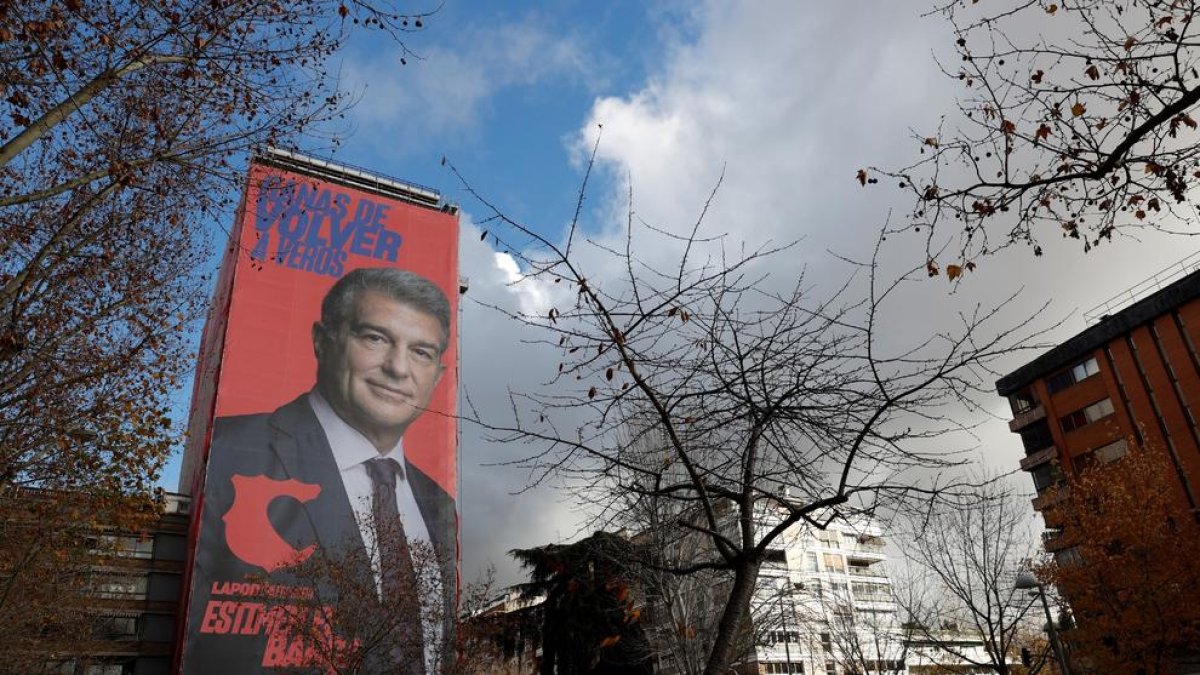 La pancarta de Laporta a la cantonada del Paseo de la Habana amb el carrer Santiago Bernabéu.