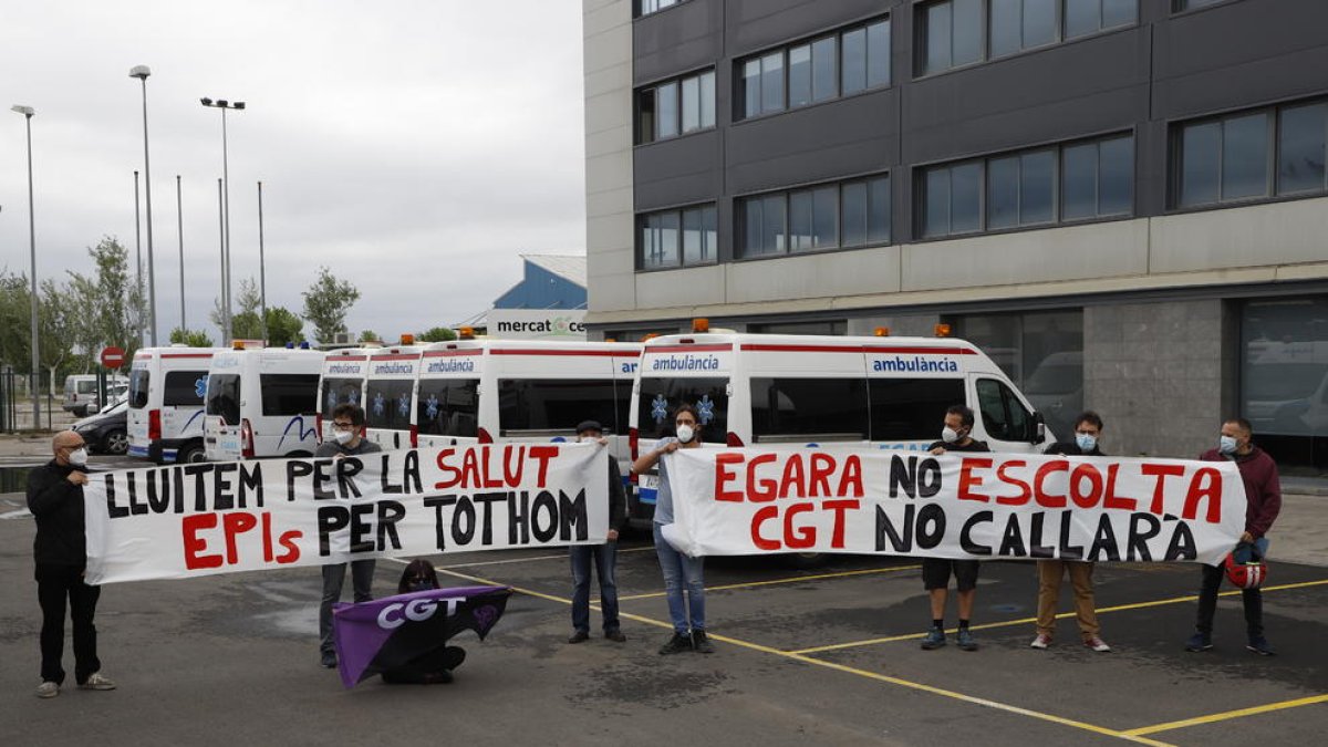 El sindicat CGT va denunciar ahir la falta d’equips de protecció davant de les oficines de les ambulàncies Egara.