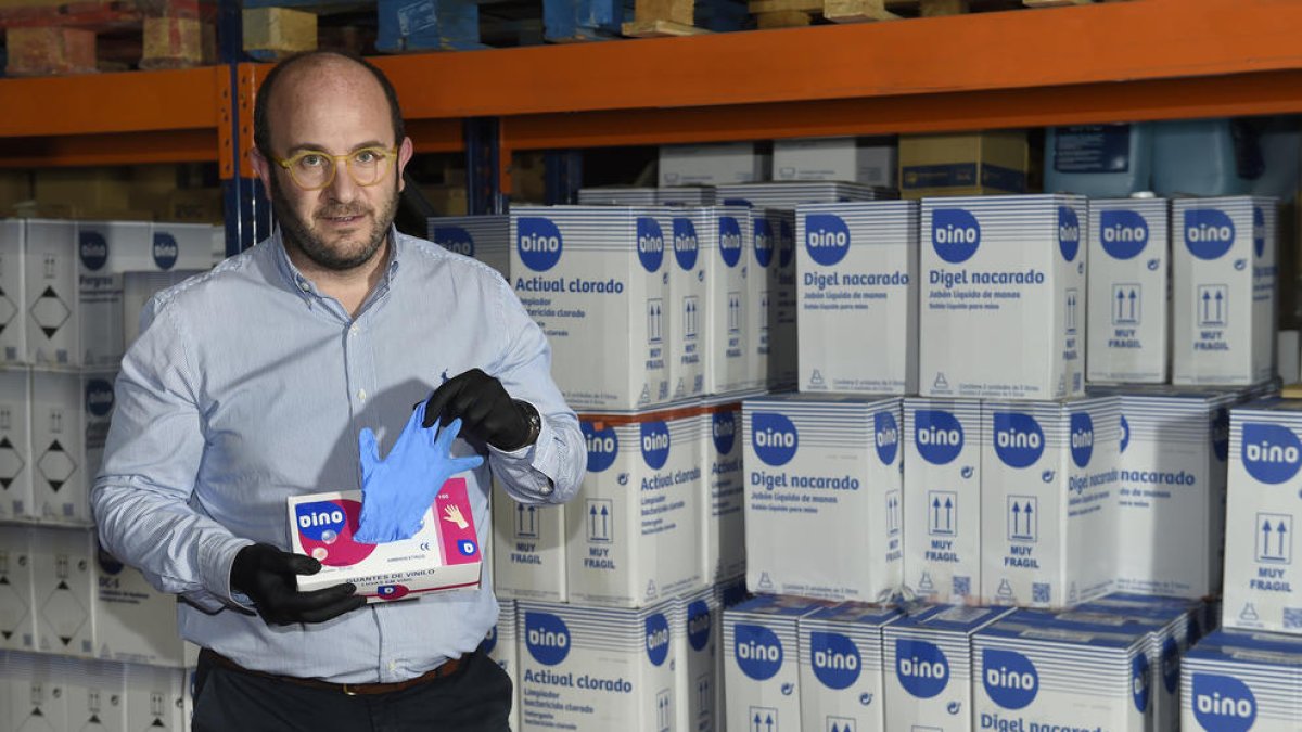 El consejero delegado de Ilerda Serveis, Marc Cerón, con una caja de guantes de los que distribuyen.