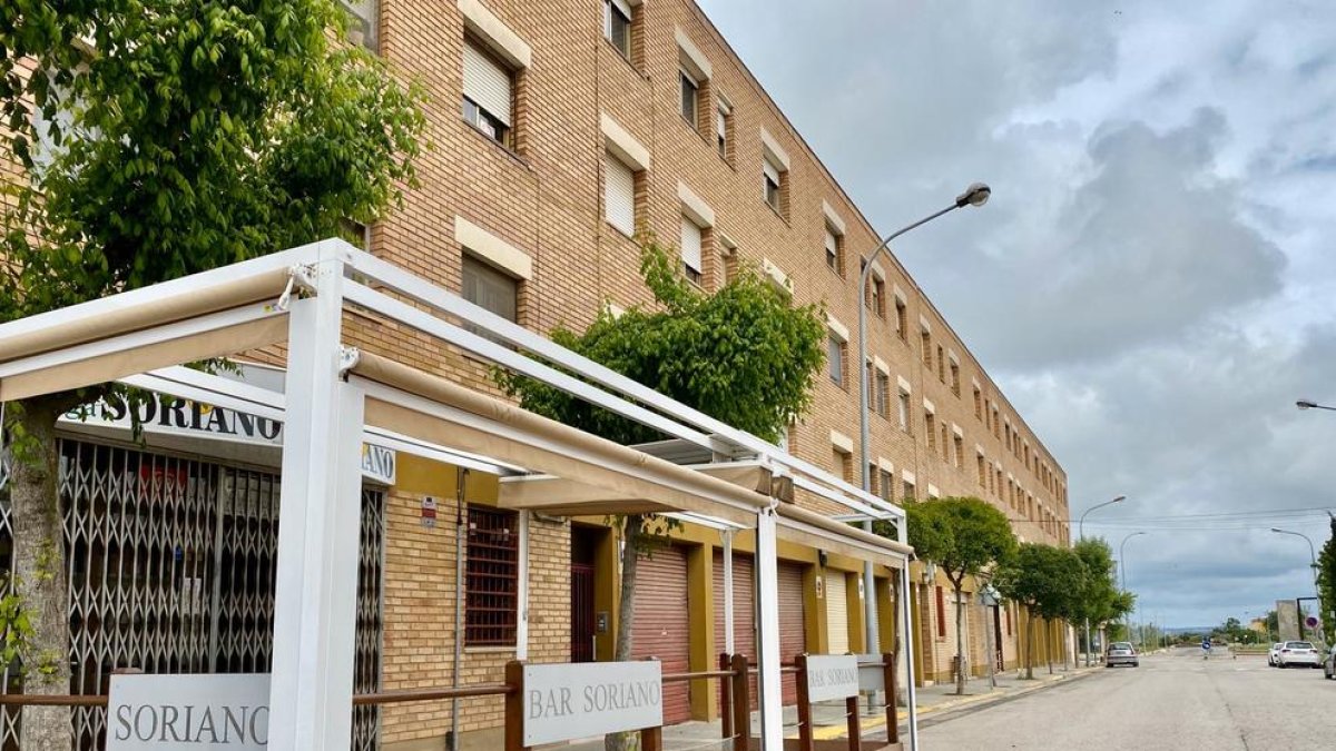 Almacelles permetrà ampliar l’espai públic destinat a les terrasses.