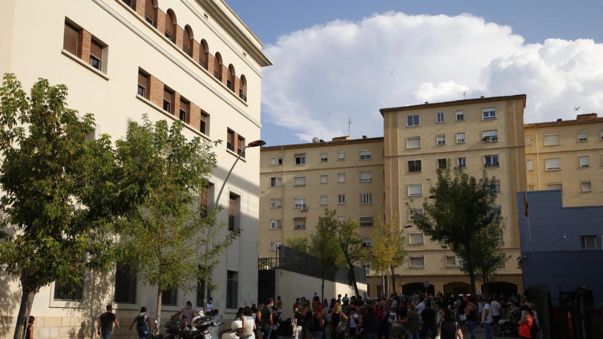 Decenas de padres se concentran cada día a la salida del colegio Lestonnac.