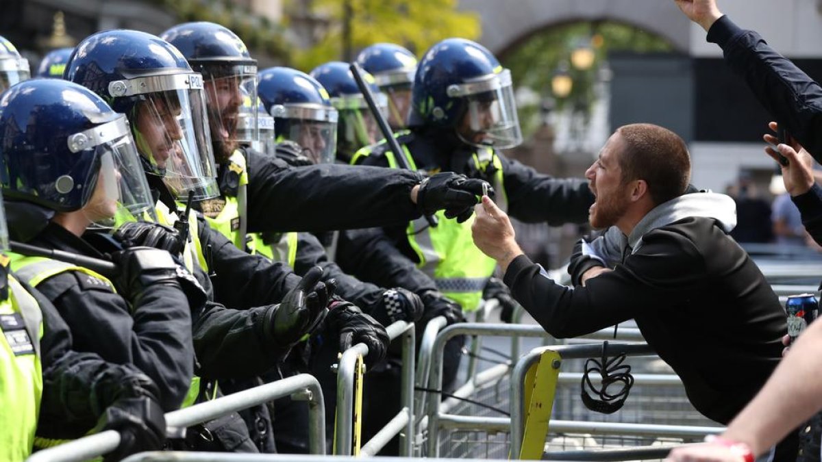 Un ultraderechista se encara con la Policía, ayer, en Londres.
