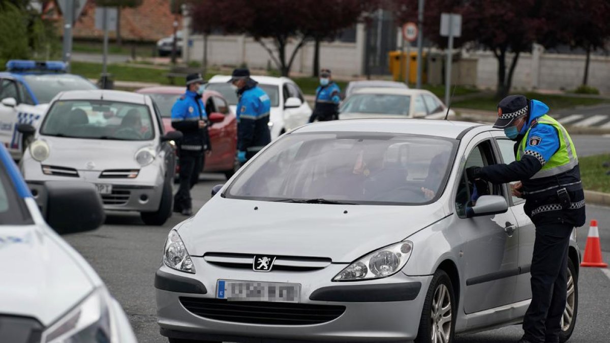 Un control policial durante el confinamiento.