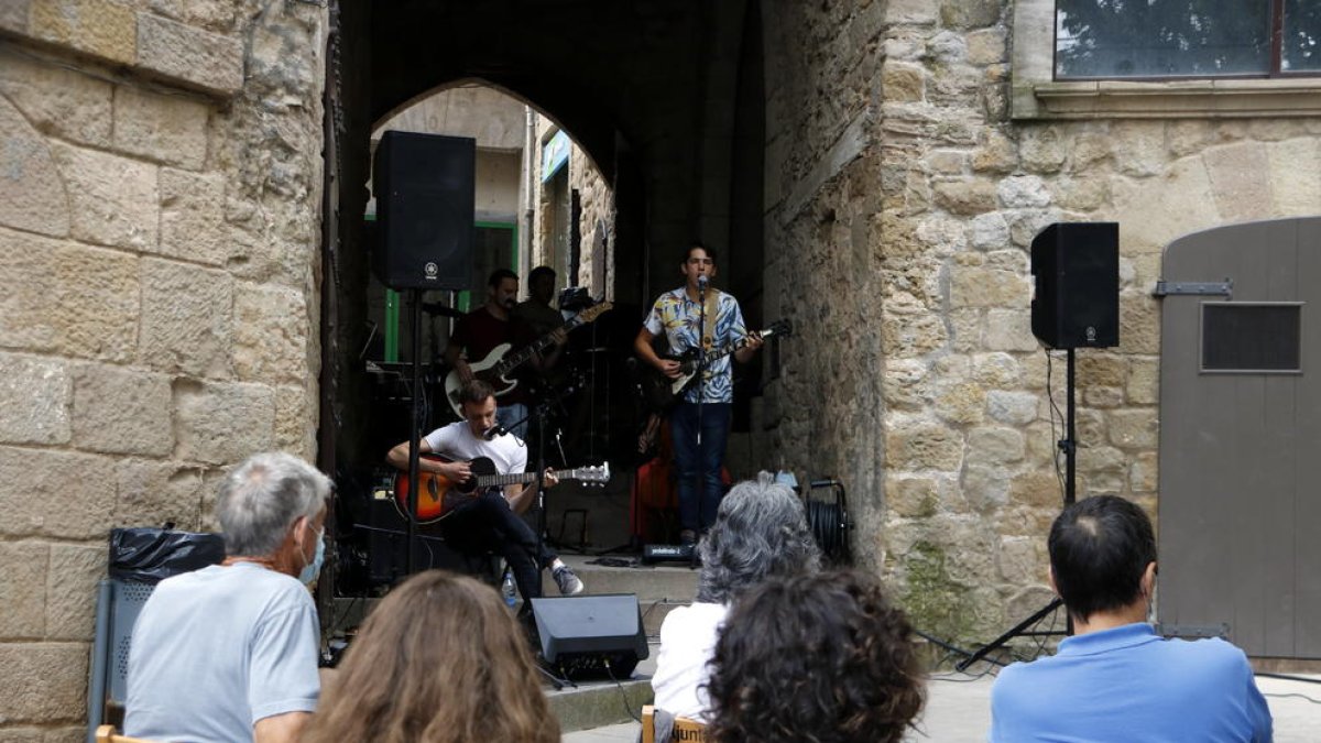 El grup de Solsona Music Trick, durant la seua actuació d’ahir a la plaça Sant Joan.