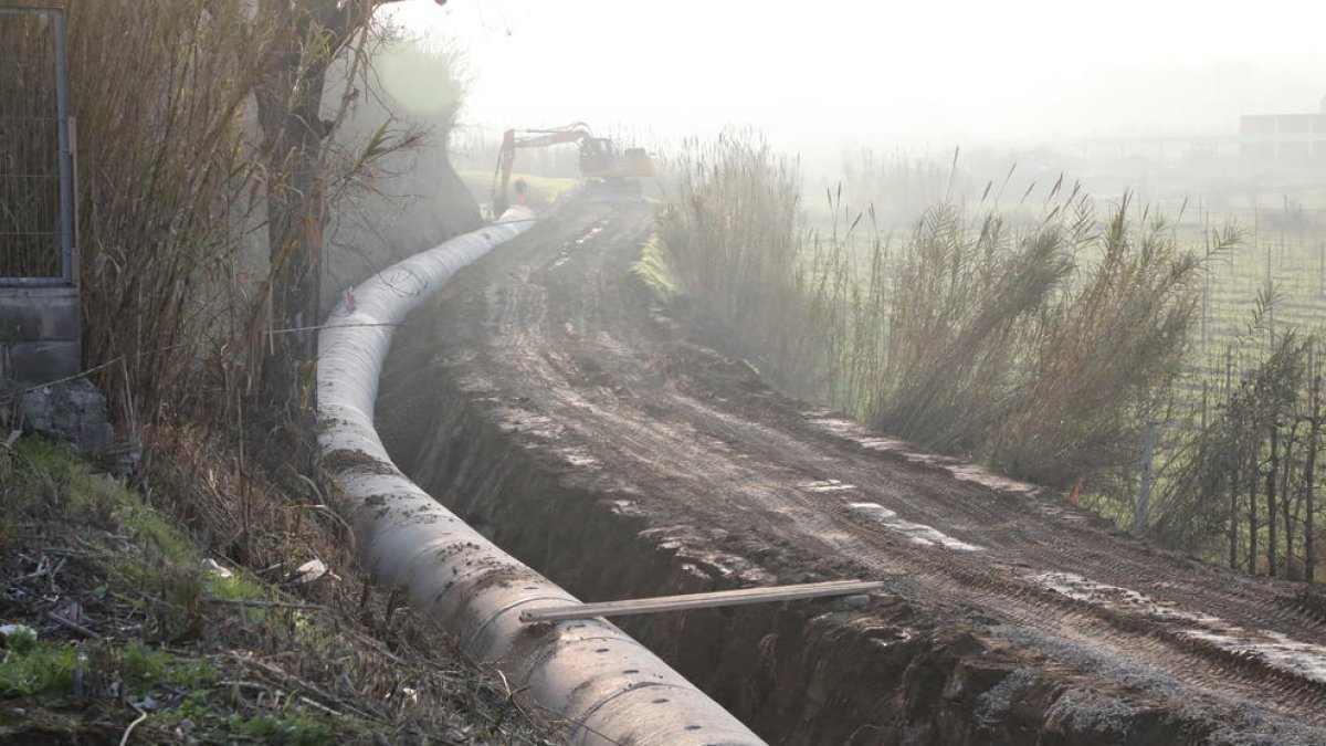 Imatge de les obres per cobrir la séquia de Fontanet dimecres passat.
